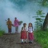 Deux jeunes écolières marchent dans une forêt en Indonésie.