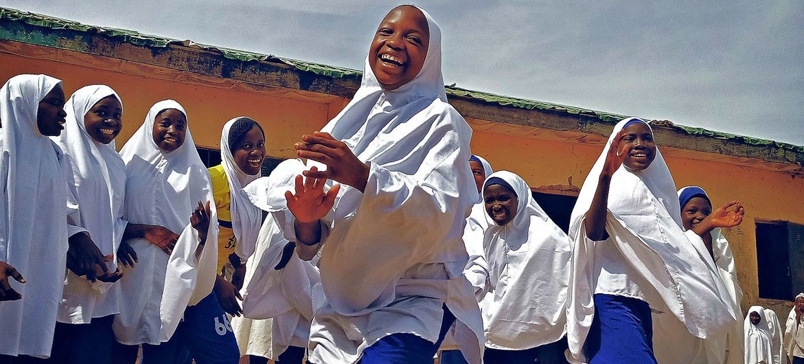 Перемена - к лучшему. Школьницы в Нигерии во время перерыва между уроками