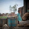 Una niña juega fuera de su vivienda en un cinturón de miseria de Uttar Pradesh, India.