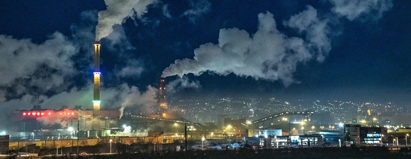 Las emsiones de carbono de las plantas de energía contribuyen al calentamiento del planeta. Ulaanbaatar, Mongolia