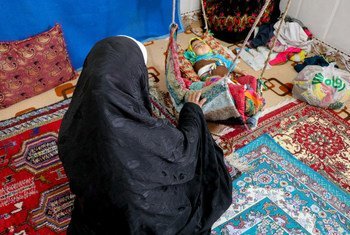 Uma afegã, mãe de seis crianças, agora vive com a família no Irã.