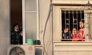Des enfants palestiniens à la fenêtre de leur maison à Gaza.