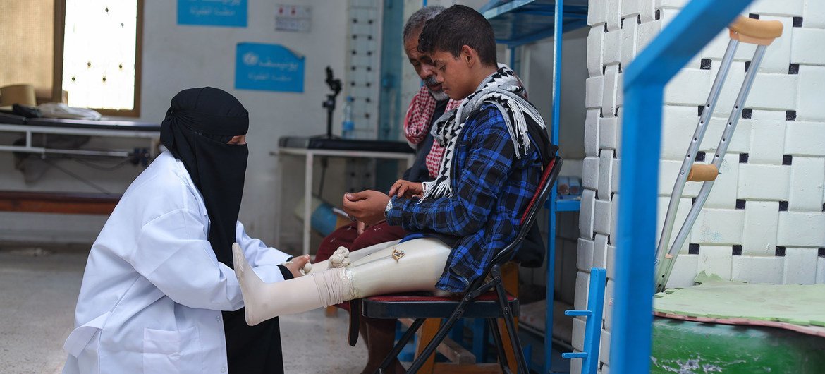 也门亚丁一家医院的医生正在检查一名小男孩的假肢。