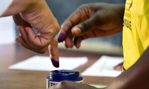 A tinta azul marca os eleitores que participaram da votação e evita fraudes. 