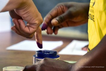 मतदान करने पर अक्सर उंगलियों पर नीले रंग की स्याही से निशान छोड़े जाते हैं जिससे मतदान में गड़बड़ी को रोकने में मदद मिलती है.