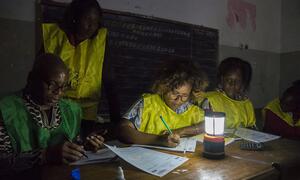 Membros da mesa de voto apuram resultados da eleição em Moçambique.  