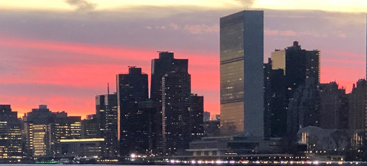Вид на здание ООН в Нью-Йорке на фоне вечернего неба