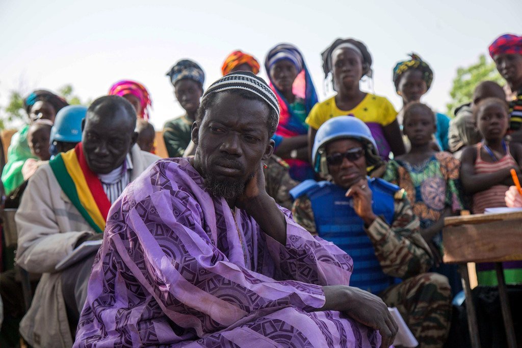 Des Maliens écoutent des Casques bleus de la MINUSMA lors d'une réunion sur la justice et la réconciliation dans la région de Mopti (photo d'archives).