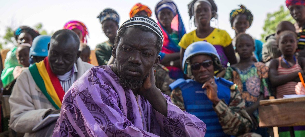 Community members listen as Peacekeepers from the UN mission in Mali, MINUSMA, conduct a justice and reconciliation meeting in the central Mopti region. 