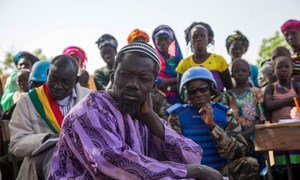 Des Maliens écoutent des Casques bleus de la MINUSMA lors d'une réunion sur la justice et la réconciliation dans la région de Mopti (photo d'archives).