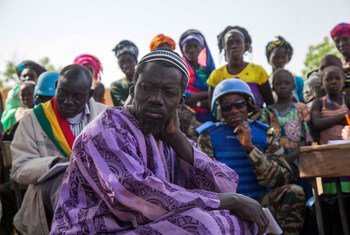 Community members listen as Peacekeepers from the UN mission in Mali, MINUSMA, conduct a justice and reconciliation meeting in the central Mopti region. 