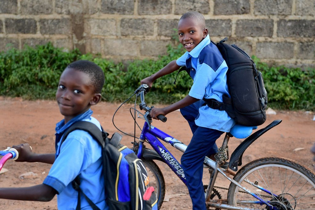 Deux garçons sur le chemin de l'école à Fada, au Burkina Faso.