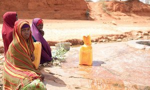 索马里南部受到干旱影响的加尔巴哈雷（Garbahaarey）地区，几名女性正在井边等待汲水。