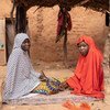 مريما (17 سنة) وإلى اليمين زنوبة (18 سنة) - هما جزء من حركة تشكلها فتيات صغيرات للاحتجاج على زواج الأطفال في النيجر.