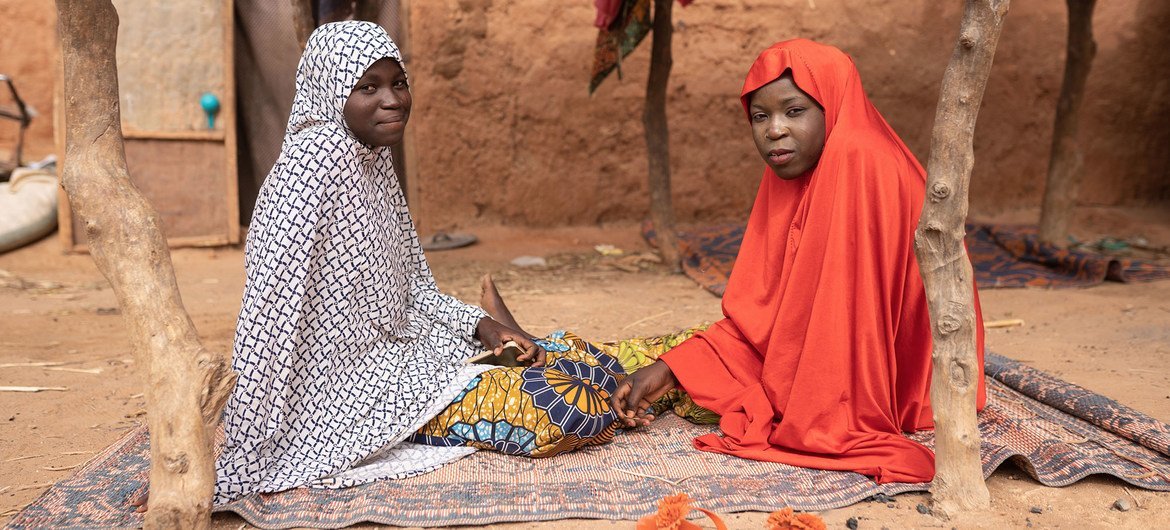 مريما (17 سنة) وإلى اليمين زنوبة (18 سنة) - هما جزء من حركة تشكلها فتيات صغيرات للاحتجاج على زواج الأطفال في النيجر.