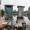 भारत के मुम्बई शहर में, एक ऐसे स्थान पर शौचालय बने हैं जहाँ गन्दा पानी भी निकासी के बाद इकट्ठा है.
