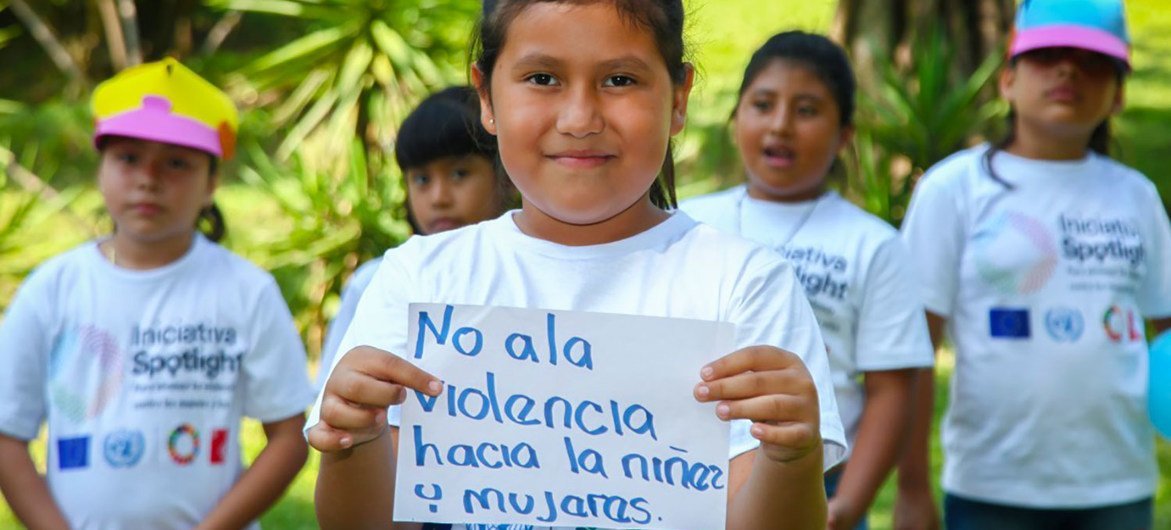 کمپین دختران جوان برای پایان دادن به خشونت علیه زنان و دختران در السالوادور.
