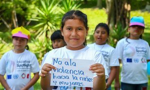 Niñas salvadoreñas participantes de una campaña contra la violencia que asola a mujeres y niñas en todo el mundo.