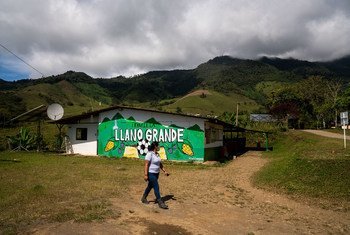 A reintegração de ex-combatentes das Farc na sociedade civil está sendo facilitada em um local na pequena cidade de Llano Grande em Dabeiba, Colômbia