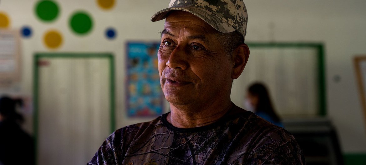前哥伦比亚革命武装力量战斗人员佩尼亚（Jairo Puerta Peña）正在参加一个课程，这是前战斗人员恢复普通生活努力的一部分。