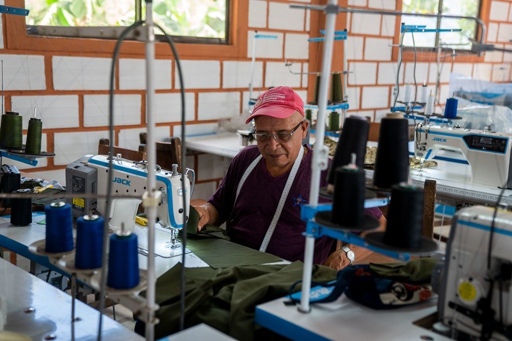 Efrain Zapata, excombatiente de las FARC-EP, ahora trabaja en un taller de confección.