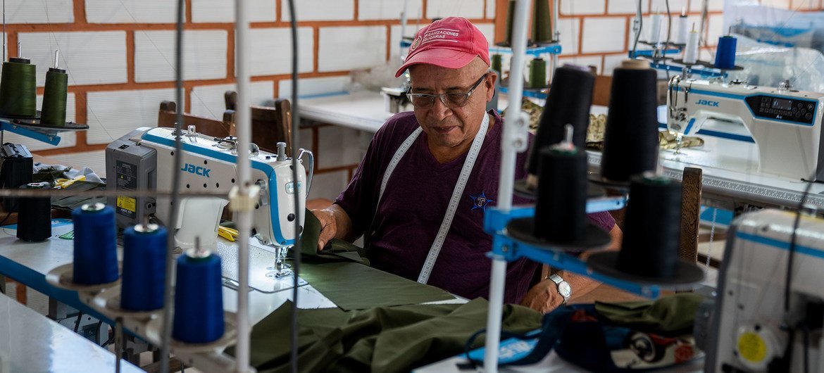 前哥伦比亚革命武装力量战斗人员萨帕塔（Efrain Zapata Jaramillo）现在在一家裁缝店工作。