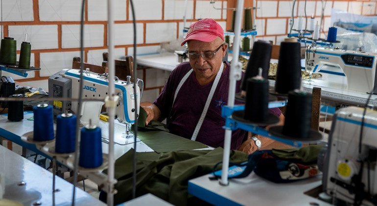 Efrain Zapata, excombatiente de las FARC-EP, ahora trabajar en un taller de confección.