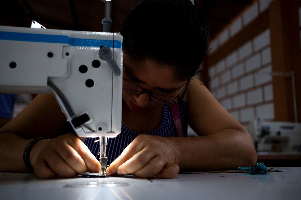 Antigua campesina, Mónica Astrid Oquendo trabaja ahora como modista en un taller de confección establecido en Llano Grande para facilitar la reintegración de los exguerrilleros de las FARC-EP. 