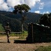 一名士兵站在哥伦比亚达贝坝的前哥伦比亚革命武装力量游击队营地前。