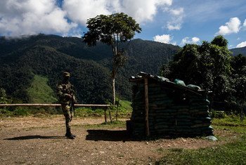 一名士兵站在哥伦比亚达贝坝的前哥伦比亚革命武装力量游击队营地前。