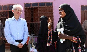 مارك لوكوك وكيل الأمين العام للشؤون الإنسانية خلال زيارته إلى السودان.