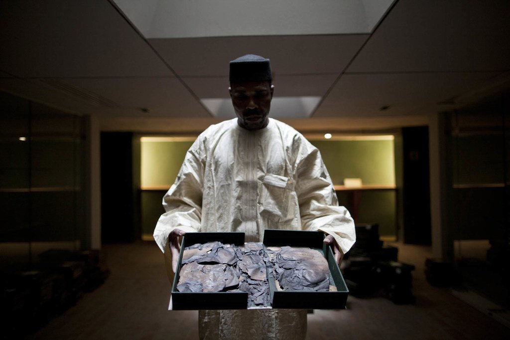 2013年12月，马里通布图艾哈迈德·巴巴研究院（Ahmed Baba Institute）副院长西塞（Abdoulaye Cisse）展示一份遭极端组织焚毁的手稿。在被极端组织占领期间，通布图共有4203份手稿被毁。还有许多手稿被其所有人或是研究院的工作人员成功保护了下来。