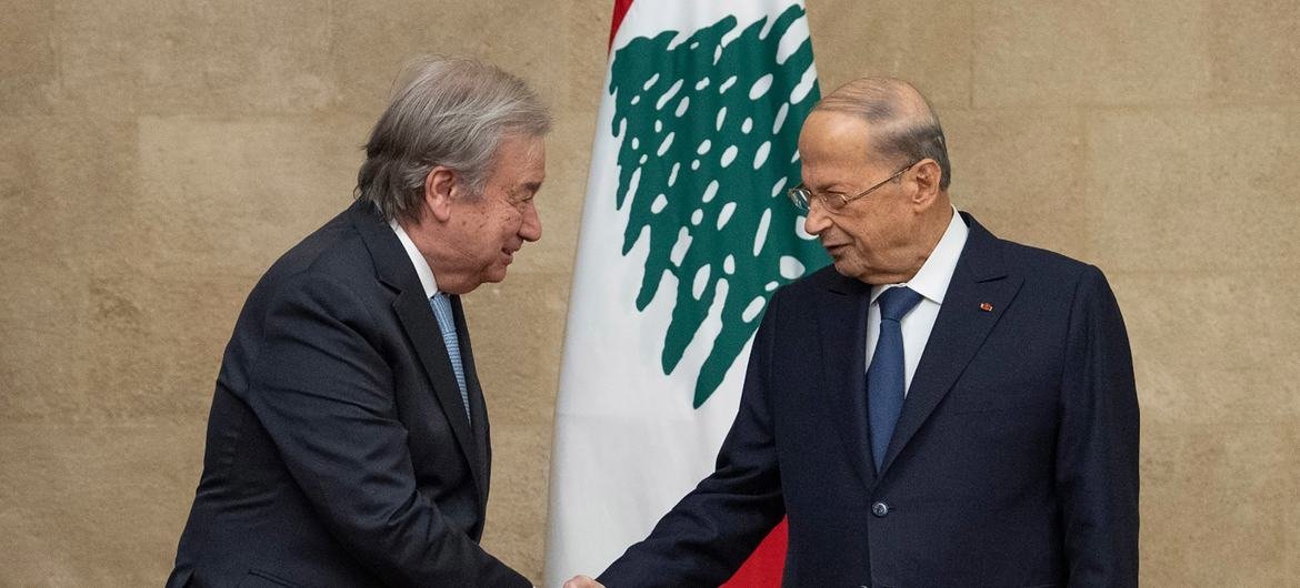 الأمين العام للأمم المتحدة، أنطونيو غوتيريش، يصافح يد الرئيس اللبناني ميشال عون خلال زيارة تضامنية إلى لبنان.