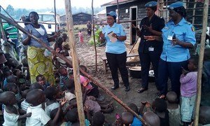 Seynabou Diouf, Commandante de police sénégalaise à UNPOL (au centre) visite un orphelinat à Kibati en République démocratique du Congo.