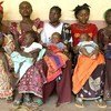 Femmes et enfants en attente dans un centre de santé, République centrafricaine. 