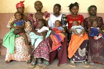 Femmes et enfants en attente dans un centre de santé, République centrafricaine. 