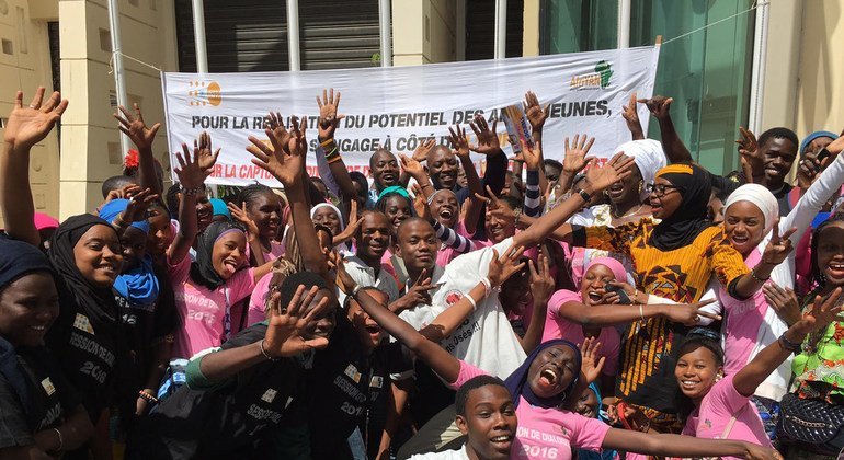 Des jeunes sénégalais du groupe Afriyan s'expriment pour le plein potentiel des adolescents, suite leur rencontre avec le Directeur régional de l'UNFPA, Mabingué Ngom Mabingué Ngom. 