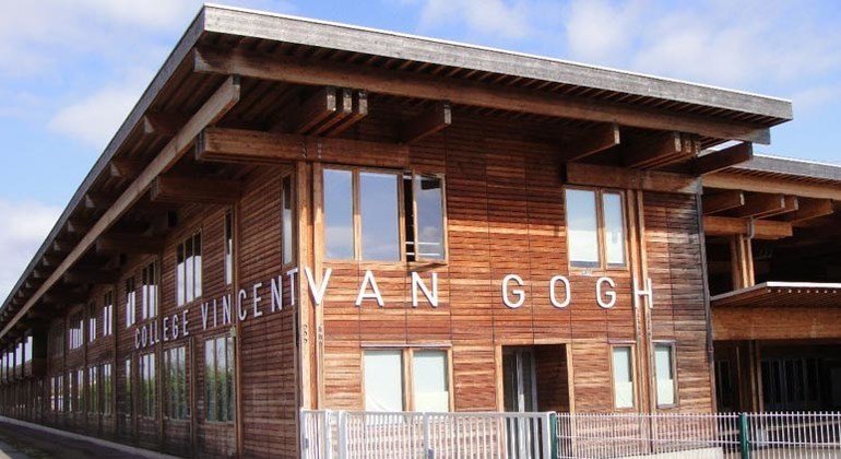 Le Collège Vincent Van Gogh de Blénod-lès-Pont-à-Mousson en Meurthe et Moselle en France a mis en place des politiques pour lutter contre la violence et le harcelement à l'école 