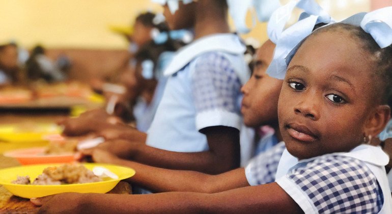 Le PAM a pour objectif de distribuer des repas scolaires à 300 000 enfants chaque jour en Haïti, mais les livraisons de vivres ont dû être temporairement suspendues en raison de l'insécurité.