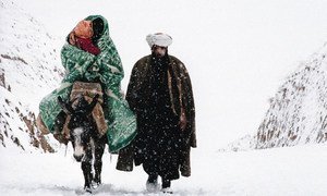 أفغانستان، بدخستان، 1990. تسير عائلة من اللاجئين على طريق مغل. أول خطوة في المنفى هي ترك البلاد، وأحيانا تتعرض حياة المرء للخطر. 