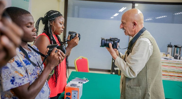 En collaboration avec l’OIM, Reza Deghati a organisé un atelier de formation à la photographie à Abidjan, en Côte-d’Ivoire. Il a partagé son expertise et son enthousiasme avec des migrants de retour dans leur pays, après des périples difficiles à l’étrang