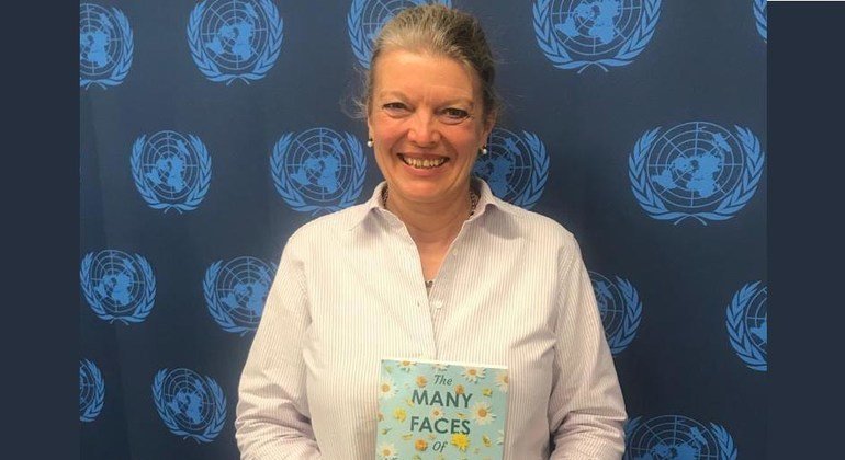 Elisabeth Oosterhoff, fonctionnaire des Nations Unies  a publié un livre intitulé ''De nombreux visages du bonheur : des histoires inspirantes sur ce qui rend les gens heureux''.