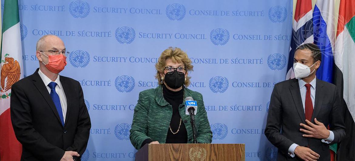 السفيرة جيرالدين بيرن ناسون (في الوسط)، الممثلة الدائمة لأيرلندا لدى الأمم المتحدة، تقدم إحاطة للصحفيين بعد اجتماع مجلس الأمن بشأن الحالة في الشرق الأوسط، بما في ذلك القضية الفلسطينية. على يسارها، ممثل إستونيا وعلى يمينها ممثل فرنسا.