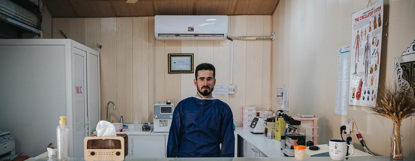 عبد الملك خالد البالغ من العمر 27 عاما في مختبره الطبي في إقليم كردستان العراق.
