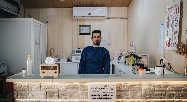 عبد الملك خالد البالغ من العمر 27 عاما في مختبره الطبي في إقليم كردستان العراق.