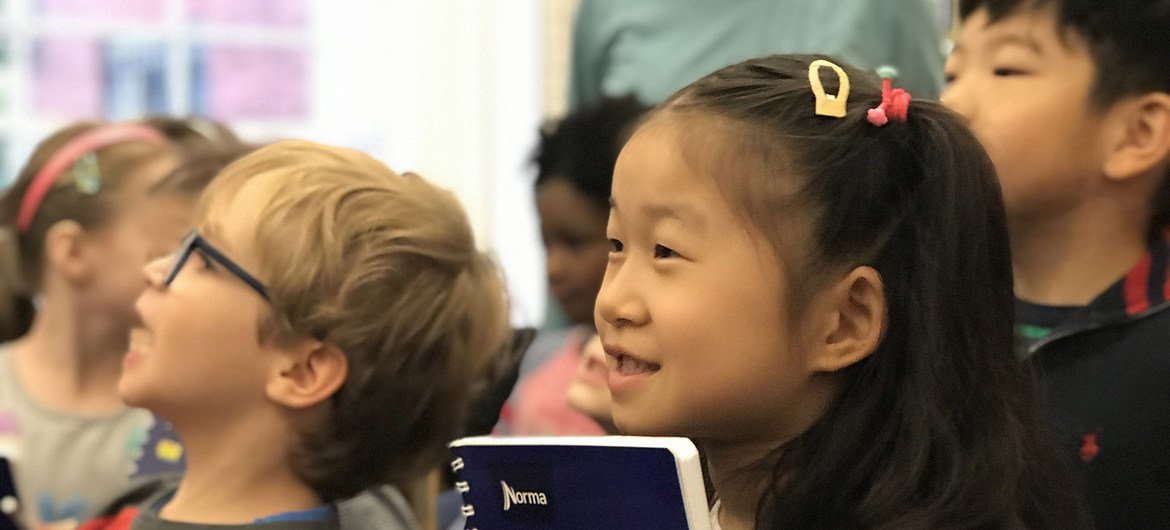 2019年5月，6岁的克洛伊在幼儿园的毕业典礼上。今年，由于2019冠状病毒病大流行，她和同学的一年级升级典礼将只能在网上进行。