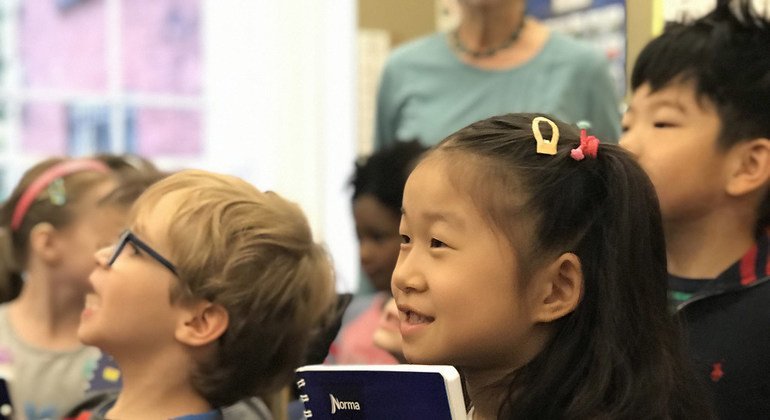 2019年5月，6岁的克洛伊在幼儿园的毕业典礼上。今年，由于2019冠状病毒病大流行，她和同学的一年级升级典礼将只能在网上进行。