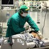 Tratamiento de un paciente de COVID-19 durante la pandemia en el Hospital Mario Muñoz Monroy, en Matanzas, Cuba. (Foto de archivo)