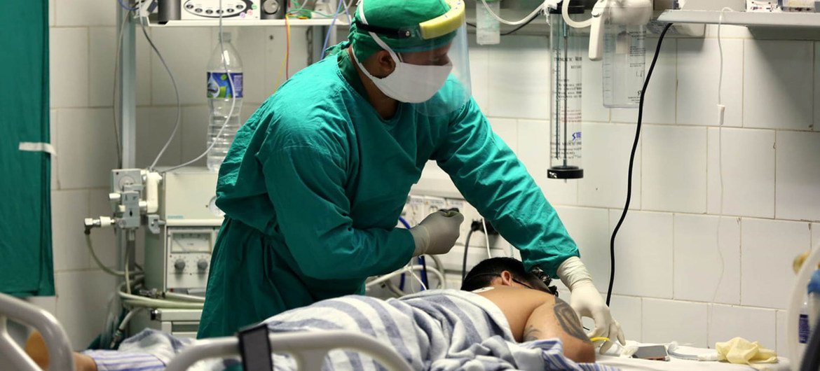 یک بیمار کووید-19 در طول همه گیری در بیمارستانی در ماتانزاس، کوبا تحت درمان است.