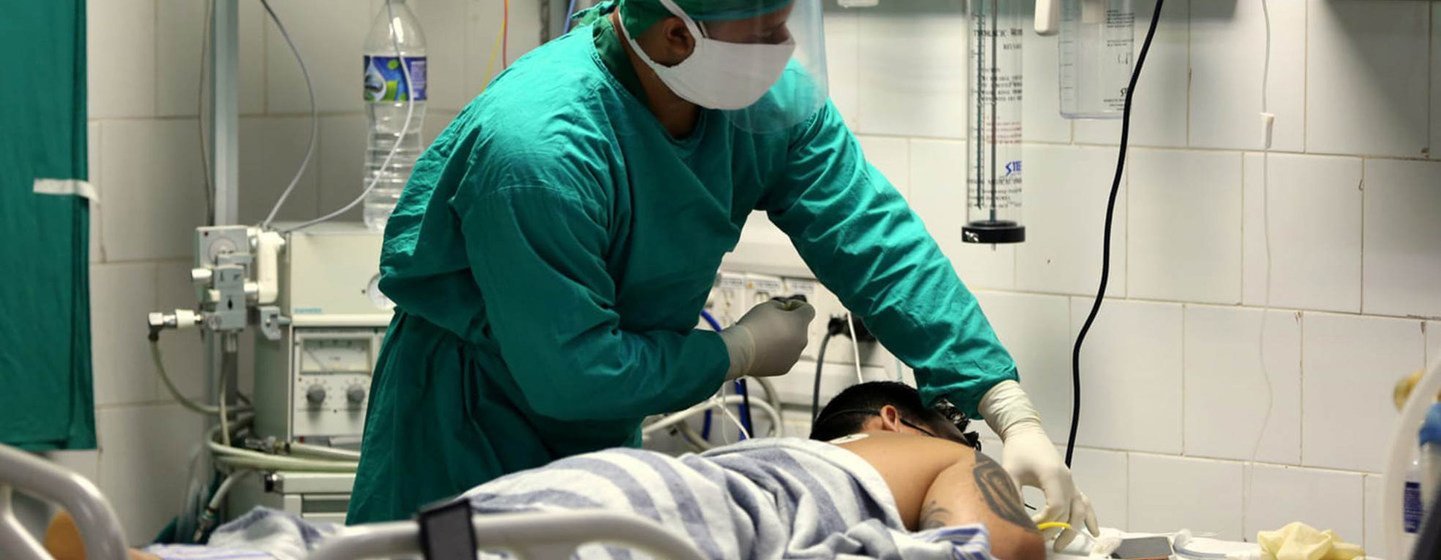 Tratamiento de un paciente de COVID-19 durante la pandemia en el Hospital Mario Muñoz Monroy, en Matanzas, Cuba. (Foto de archivo)